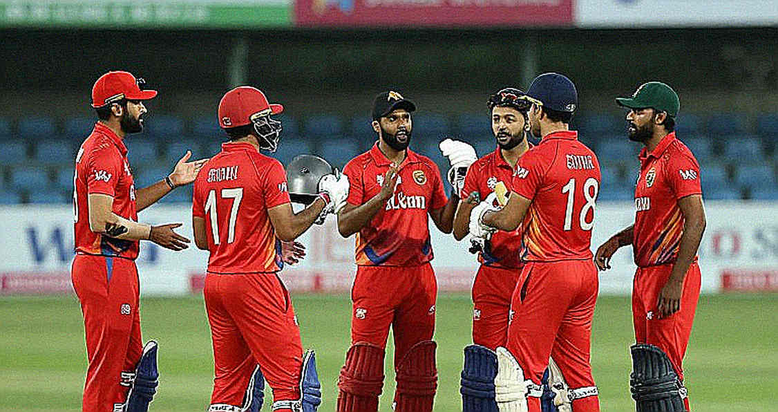 দুই রান, তিন রান: ফাঁকা গ্যালারির নীরবতা আর বাংলাদেশের টেস্ট ছন্দ